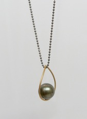 Drop pendant. Gold and Tahiti pearl